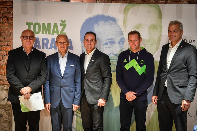 Bogdan Gabrovec, Miroslav Cerar, Tomaž Barada, Benjamin Savšek in Saša Arsenovič na današnji medijski predstavitvi Baradove kandidature za predsednika OKS. FOTO: MP produkcija/Marko Pigac
