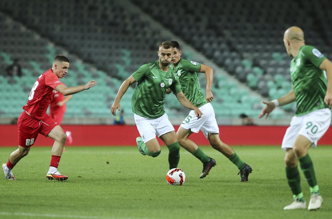 Olimpija bo po menjavi plačanikov prvič igrala pod taktirko povratnika Dina Skenderja, ki je za lažno devetico Mustafo Nukića (v sredini) našel zamenjavo v Madžaru Marku Futacsu.&nbsp; FOTO: Jože Suhadolnik/Delo
