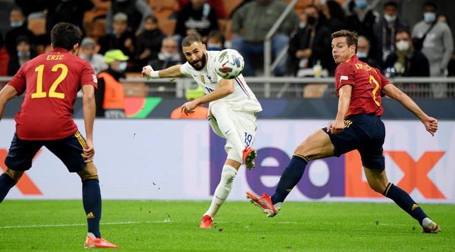 Karim Benzema (v sredini) je v Milanu izdatno prispeval k finalni&nbsp;zmagi nad Španijo. FOTO: Alberto Lingria/Reuters
