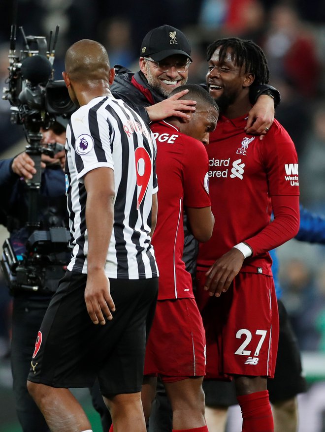 Jürgen Klopp z varovanci po ligaški tekmi z Newcastlom leta 2019. FOTO: Lee Smith/Reuters
