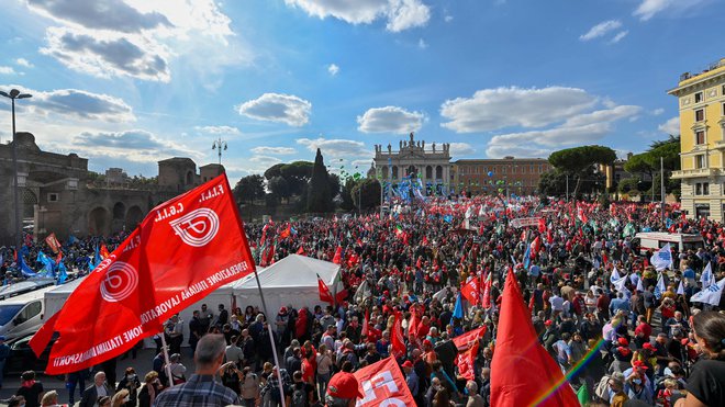 Sindikati so se množično odzvali na napade skrajne desnice. FOTO: Alberto Pizzoli/AFP
