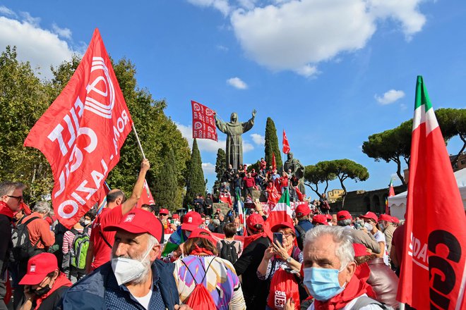 Delavski sindikati so na ulice pripeljali več deset tisoč antifašistov. FOTO:&nbsp;Alberto Pizzoli/AFP
