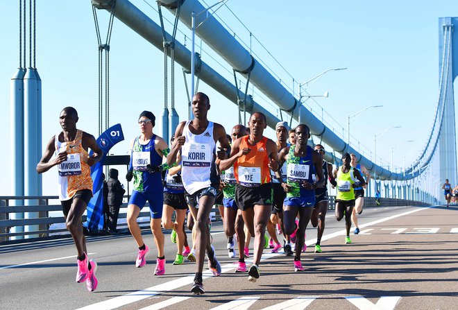 Tekači prečkajo most Verrazzano-Narrows med newyorškim maratonom z letnico&nbsp;2019. FOTO: Johannes Eisele/AFP
