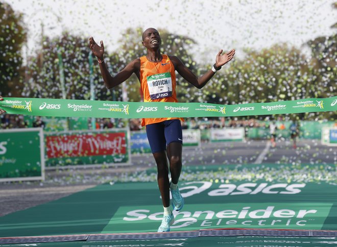 Elisha Rotich na ciljni črti v Parizu. FOTO: Gonzalo Fuentes/Reuters
