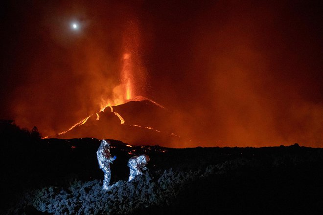 Območje je tudi danes streslo več deset potresov, ki kažejo, da bo vulkan ostal aktiven še nekaj časa. FOTO:&nbsp;Luismi Ortiz/AFP
