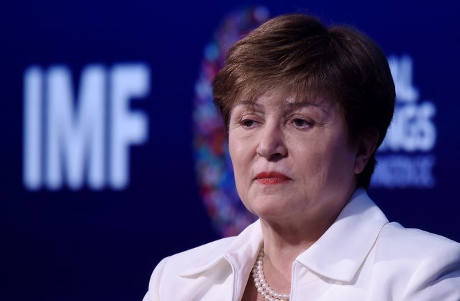 &raquo;Trenutno smo v nekoliko negotovih razmerah,&laquo; je priznala Kristalina Georgieva, a dodala, da zaradi orodij, ki so na voljo v boju proti inflaciji, &raquo;ni resnih skrbi, da bi ta postala pobegli vlak&laquo;.&nbsp;FOTO: Olivier Douliery/AFP
