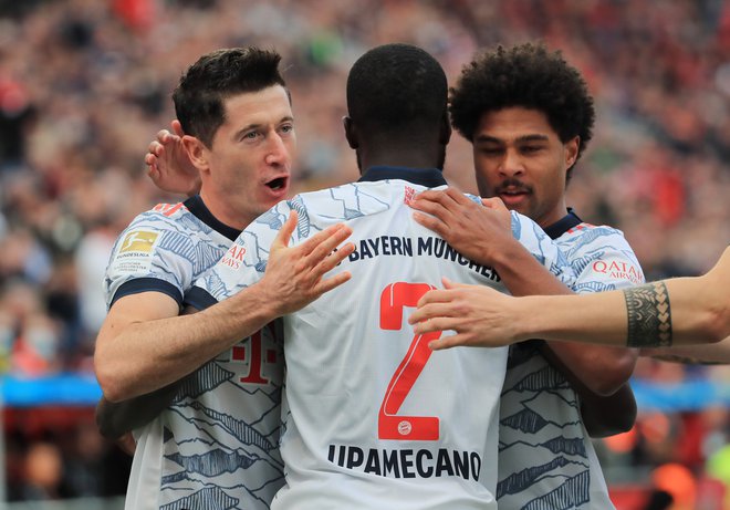 Bayern je v silovitem ritmu v Leverkusno zlomil odpor Bayerja, ki je zaostajal že z 0:5. FOTO: Thilo Schmuelgen/Reuters

