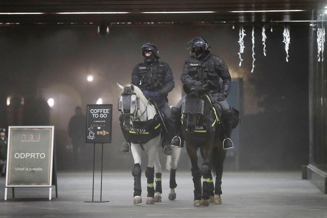 Zaupanje je za policiste mnogo bolj pomembna valuta od oklepa, čelade, palice, puške s solzivcem ali vodnega topa. FOTO: Leon Vidic/Delo
