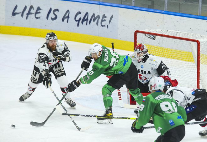 Za Olimpijno vrnitev v zmagovalni ritem je bila dovolj učinkovita le druga tretjina, v kateri so zeleno-beli Čehom nasuli štiri gole. FOTO: Jože Suhadolnik/Delo
