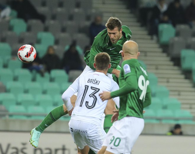 Olimpija ni bila spektakualrna, a je strla zanjo enega od najtrših orehov v slovenskiligi sežanski Tabor. Strelec za minimalno zmago je bil novinecv Marko Futacs (v sredini). FOTO: Jože Suhadolnik/Delo
