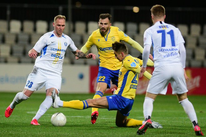 Koprčani so tudi v Domžalah pokazali, zakaj so na vrhu lestvice in zakaj je njihov najmočnejši adut Maks Barišić (v sredini) najboljši igralec prvenstva. FOTO: Martin Metelko/FC Koper
