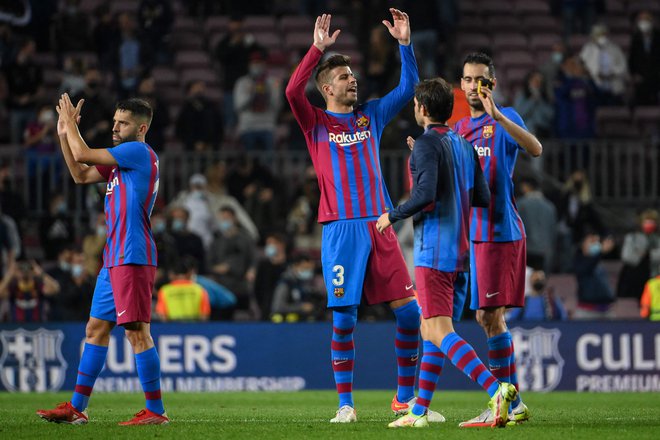 Gerard Pique in drugi nogometaši Barcelone so se veselili velike zmage na prvi od treh zaporednih domačih tekmah v tednu dni. FOTO: Lluis Gene/AFP
