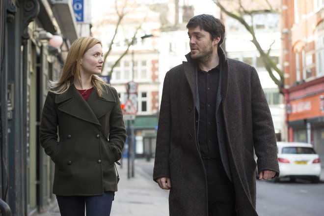 V televizijski seriji BBC nastopata Tom Burke kot Cormoran Strike in Holliday Grainger kot Robin Ellacott. FOTO: BBC
