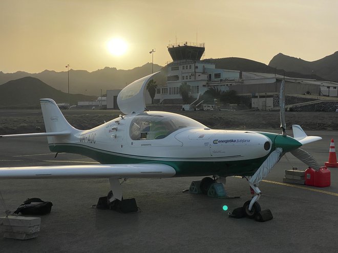 Poleti so potekali v slabi vidljivosti nad odprtim morjem. Puščavski pesek je zelo neugoden za motorje letala. FOTO: Aerovizija
