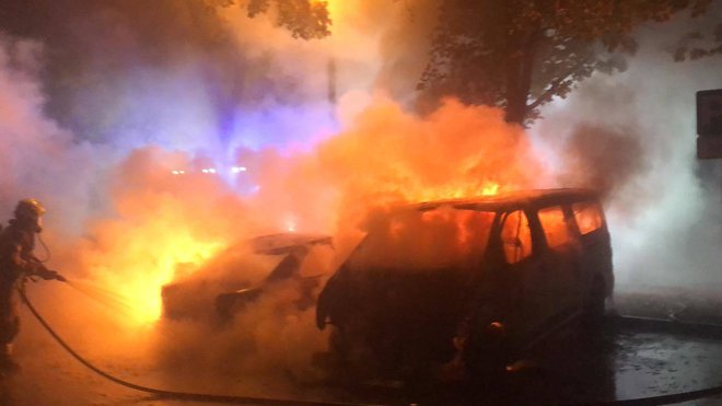 Ogenj, ki je domnevno najprej zajel mercedes, je uničil tudi sosednji vozili. FOTO: PGD Črnuče/Facebook
