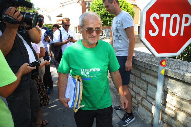 Joško Joras je ostal tudi brez kobile in dveh krav. FOTO: Suhadolnik Jože/Delo
