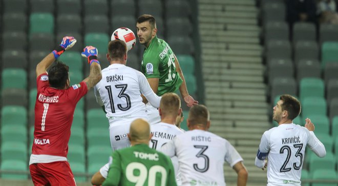 Nogometaši Olimpije (v zelenem) so na lestvici ujeli sosede iz Spodnje Šiške, ki so izgubili v Celju. FOTO: Jože Suhadolnik
