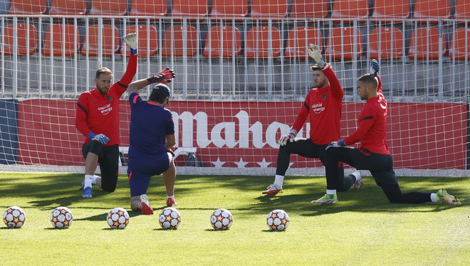 Jan Oblak in soigralci med treningom Atletica. FOTO: Juan Medina/Reuters
