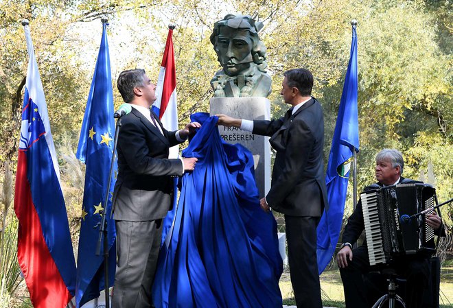 Slovenski in hrvaški predsednik sta na zagrebškem Bundeku, tamkajšnji Aleji pesnikov, odkrila Prešernov spomenik; v bližini sta tudi spomenika ruskih pesnikov Puškina in Jesenina. FOTO: Urad predsednika Republike Hrvaške
