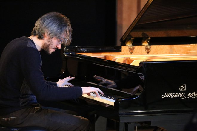 Pianista Aleksandra Gadžijeva opisujejo kot izjemno izvirnega poustvarjalca, čigar interpretacije daleč presegajo tradicionalne okvire glasbe. Foto Promocijsko gradivo
