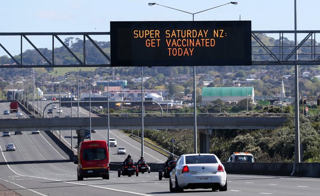 Poziv k cepljenju v Aucklandu na Novi Zelandiji. FOTO: Reuters

 
