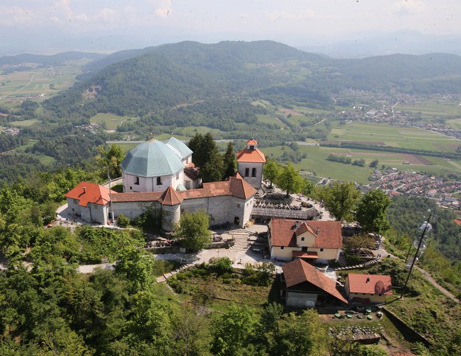 Zakaj na Šmarni gori še vedno zvoni ob pol poldne? FOTO: Tomi Lombar/Delo
