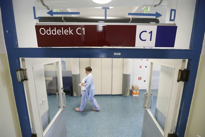 Prek 15.000 bolnikov se mora vsako leto soočiti z diagnozo raka. Na fotografiji: Onkološki inštitut, odelek C1. FOTO: Leon Vidic/Delo
