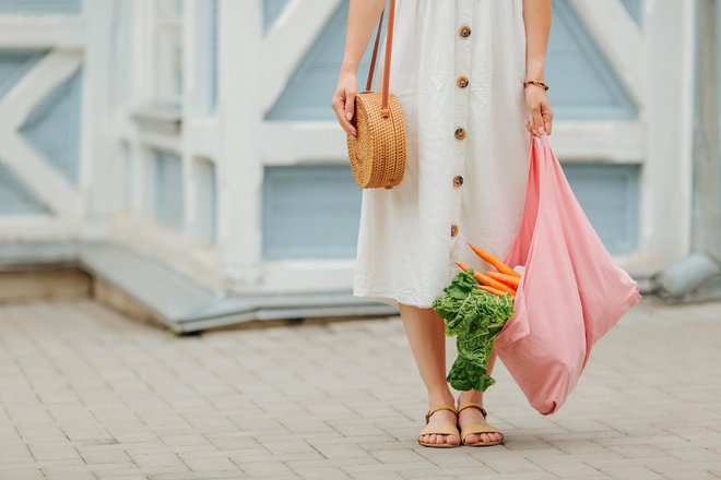 Množijo se tudi vrečke za večkratno uporabo, in bombažne niso tako okolju prijazne, kot se zdijo na prvi pogled. FOTO: Igisheva Maria/ Shutterstock
