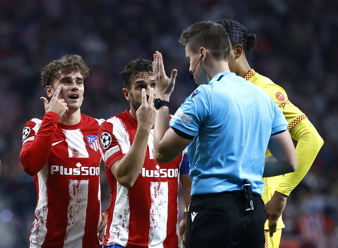 Griezmann je bil junak prvega polčasa. V štirinajstih minutah je izničil prednost Liverpoola, nato pa je moral zaradi nevarne igre predčasno pod tuš. FOTO: Juan Medina/Reuters
