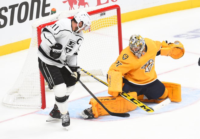 Anže Kopitar je v Tenesseeju zabil že peti gol v sezoni, toda zmage se je na koncu veselil domači vratar Juuse Saros. FOTO: Christopher Hanewinckel/Usa Today Sports
