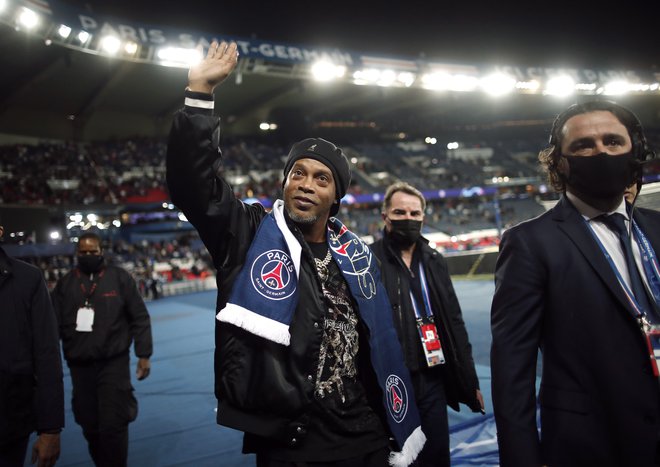 Nekdaj enega od najboljši nogometašev na svetu Ronaldinha Gaucha pariški navijači niso pozabili, kot ga ni Lionel Messi. FOTO: Benoit Tessier/Reuters
