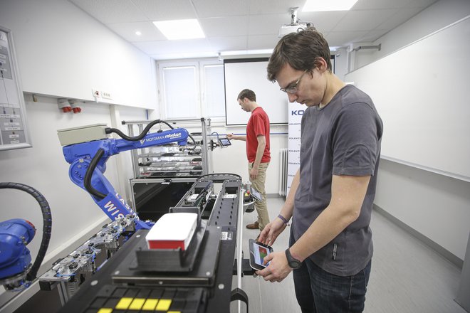 Podjetja se pri inoviranju povezujejo z razvojno-raziskovalnimi ustanovami. Primer je demonstracijski center pametne tovarne na ljubljanski fakulteti za strojništvo. FOTO: Jože Suhadolnik/Delo
