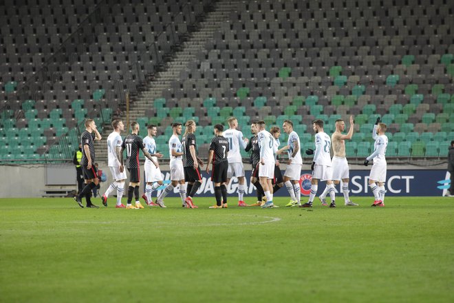 Ustavitev nogometnega prvenstva ali igranja tekem pred praznimi tribunami zaradi pandemije koronavirusa si ne želi nihče, zato je cepljenje ena od najvarnejših rešitev. FOTO: Voranc Vogel/Delo
