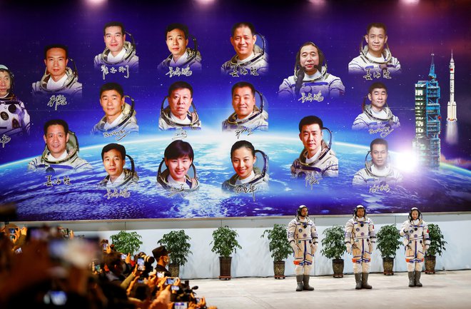 Odkar je vesoljska ladja Shenzhou 8 v soboto na kitajsko vesoljsko postajo Tianhe ponesla novo posadko, so številni Kitajci na družbenih omrežjih izrazili zaskrbljenost za zdravje enega od članov misije. FOTO: Reuters

