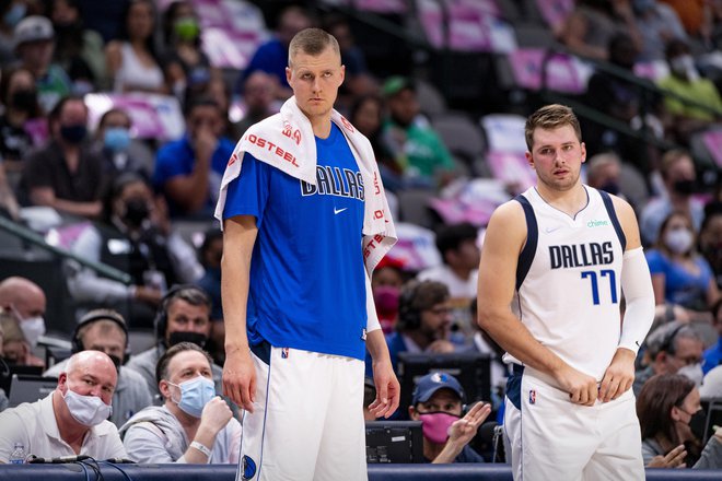 Luka Dončić (desno) in Kristaps Porzingis sta se na pripravah razveselila zmag nad Utahom, LA Clippers, Charlottom in branilcem naslova Milwaukeejem. FOTO: Jerome Miron/USA Today Sports
