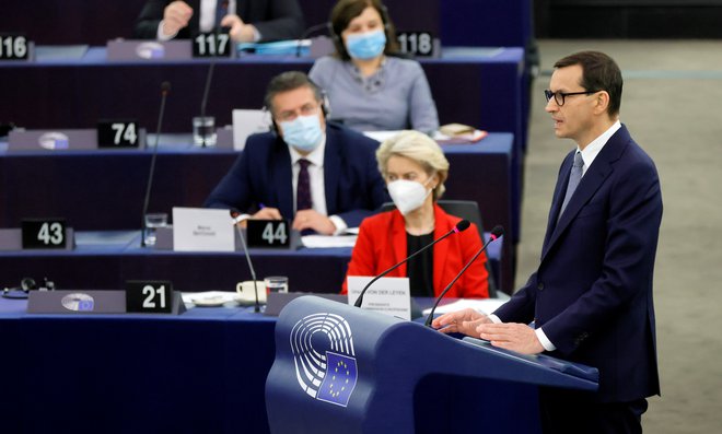 Predsednica evropske komisije Ursula von der Leyen in poljski premier Mateusz Morawiecki med torkovo razpravo v evropskem parlamentu v Strasbourgu Foto: Ronald Wittek/Reuters

