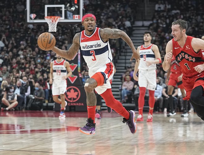 Bradley Beal (z žogo) in drugi aduti Washingtona so bili v premieri sezone premočni za Gorana Dragića in njegove soigralce. FOTO: John E. Sokolowski/Usa Today Sports
