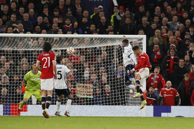 Cristiano Ronaldo v zanj značilnem skoku za končni izid 3:2. FOTO: Phil Noble/Reuters
