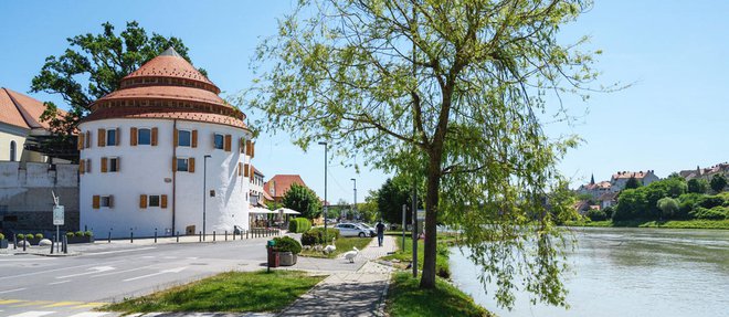 V 16. stoletju so stari kvadratni stolp podrli in zgradili okroglega. Pozneje so ga dvakrat povišali, v 19. stoletju je dobil tudi okna, vrata in streho, kot jih ima še danes.
