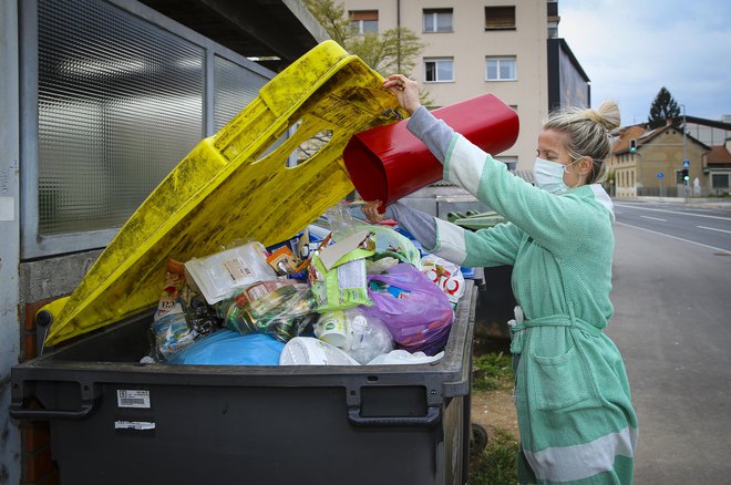 Kupi nepobrane odpadne emblaže delajo preglavice marsikje po Evropi. FOTO: Jože Suhadolnik
