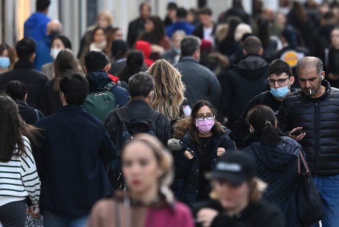 V gneči na znani londoski Oxford Street je opaziti pozameznike, ki nosijo maske. Foto: REUTERS/Toby Melville
