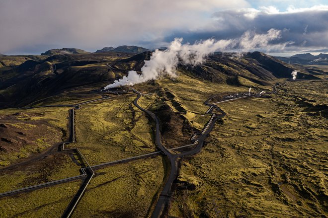 Kompleks geotermalne elektrarne Hellisheidi, ki s poceni zeleno energijo oskrbuje vrsto zagonskih podjetij
