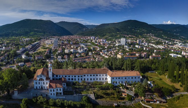 Razgled na Novo Gorico s samostanom Kostanjevica v ospredju FOTO: Matjaž Prešeren/arhiv TIC Nova Gorica
