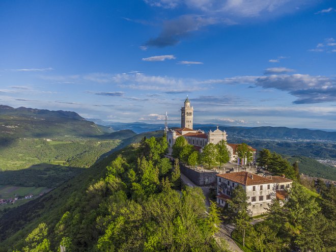 Slovito romarsko središče Sveta Gora je tesno povezano s frančiškani, ki so bili od tam večkrat pregnani, a so vedno našli pot nazaj. FOTO: Matjaž Prešeren/arhiv TIC Nova Gorica
