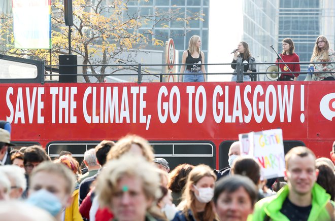 Za rešitev podnebja korakajo tudi v Bruslju, ne samo v Glasgowu, kjer se bo zbralo 25.000 udeležencev konference COP26. FOTO: Yves Herman/Reuters
