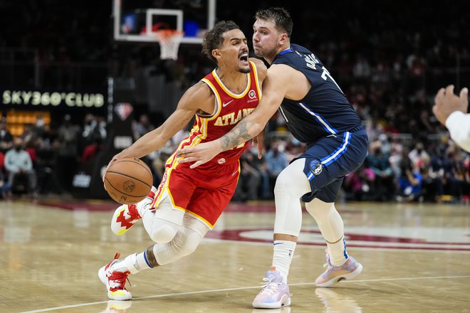 Luka Dončić (desno) ob Traeju Youngu, ki bo z Atlanto očitno tudi v tej sezoni med resnimi kandidati za dolgo igranje v končnici. FOTO: Dale Zanine/USA&nbsp;Today Sports
