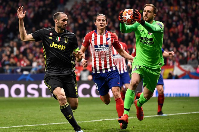 Giorgio Chiellini (desno) je prepričan, da je Cristiano Ronaldo v Manchester Unitedu našel ustrezen klub za njegove ambicije. FOTO: Pierre-philippe Marcou/AFP
