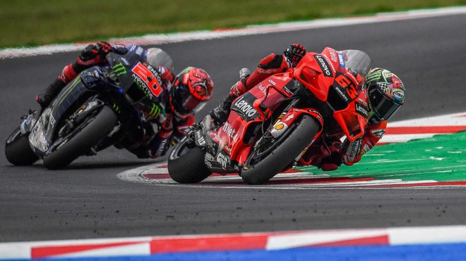 Francesco Bagnaia (desno) in Fabio Quartararo med dirko razreda motogp. FOTO: Andreas Solaro/AFP
