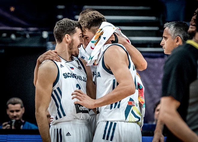 Goran Dragić, Luka Dončić in Igor Kokoškov (z leve) po tekmi eurobasketa 2017 v Helsinkih, kjer se je začela slovenska pot do končne zmage v Istanbulu.&nbsp;FOTO: Fiba
