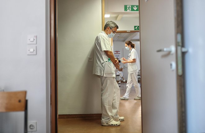 Zdravniki in medicinske sestre imajo pomisleke o etičnosti takšnega nagrajevanja.FOTO:&nbsp;Blaz Samec/Delo
